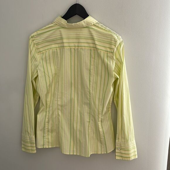 Ann Taylor Fitted Button Down Shirt. Size Large - Picture 4 of 6